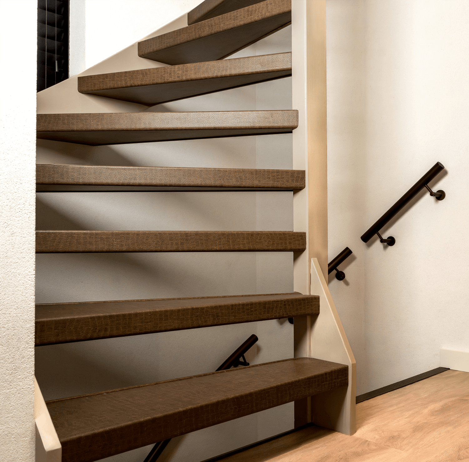 Open trap bruin en wit stairz