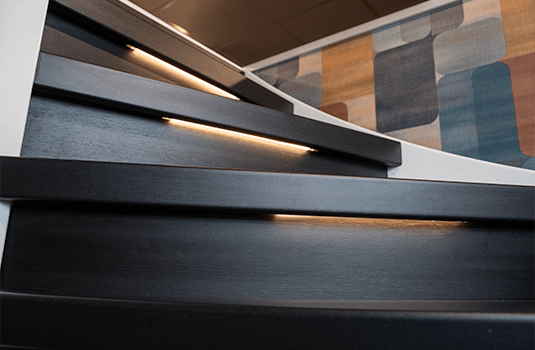 donkere trap met verlichting