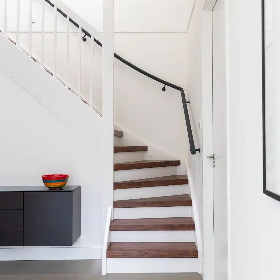 Trap in de woonkamer of in de gang? De voor- en nadelen