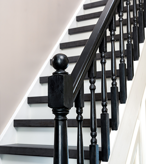 Een zwarte trap voor een strakke en chique uitstraling